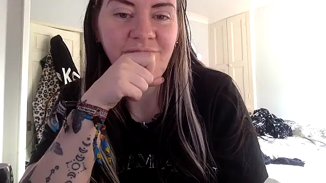 Snapshot of AureliaXOX chatting on February 2025 01:54:01 PM AureliaXOX online show from February 2025 01:54:01 PM