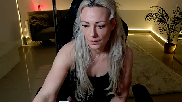 Snapshot of TessaWayne chatting on April 2026 07:22:02 PM TessaWayne online show from April 2026 07:22:02 PM