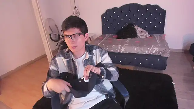 Golden-Boyy online show from September 2025 03:43:02 AM