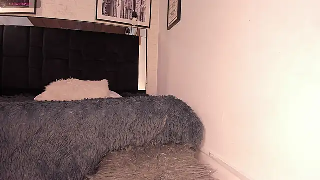 tylla  online show from November 2025 07:45:02 PM