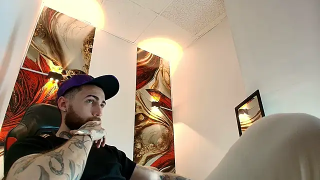 Snapshot of Luke_davis01 chatting on April 2026 01:13:02 PM Luke davis01 online show from April 2026 01:13:02 PM