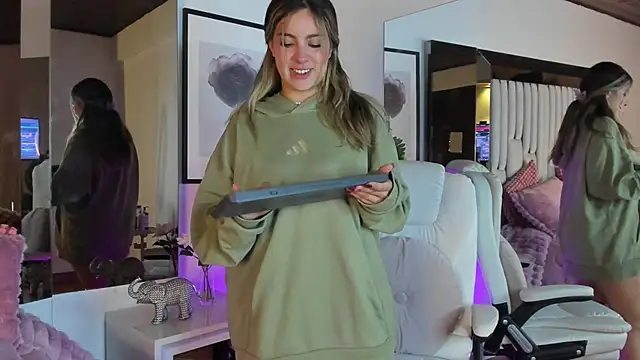 Snapshot of Cloee_Rainbow1 chatting on March 2026 11:58:01 AM Cloee Rainbow1 online show from March 2026 11:58:01 AM