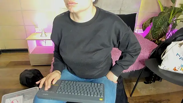 Snapshot of _michonne_ chatting on March 2026 03:23:01 AM michonne online show from March 2026 03:23:01 AM