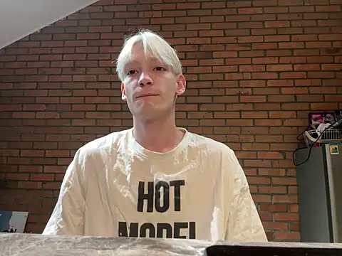 Snapshot of Julian_wins chatting on February 2025 11:23:02 AM Julian wins online show from February 2025 11:23:02 AM