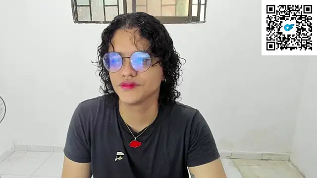 Snapshot of Diane_blossom chatting on November 2025 06:08:01 PM Diane blossom online show from November 2025 06:08:01 PM