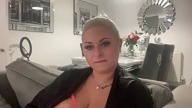 Snapshot of GemaJBusty chatting on February 2025 09:59:01 PM GemaJBusty online show from February 2025 09:59:01 PM
