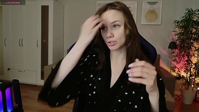 Snapshot of alexa_feels_ chatting on April 2026 04:01:02 PM alexa feels online show from April 2026 04:01:02 PM
