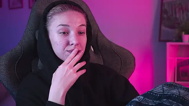 Snapshot of PhilippaAdamas chatting on February 2025 02:51:02 AM PhilippaAdamas online show from February 2025 02:51:02 AM