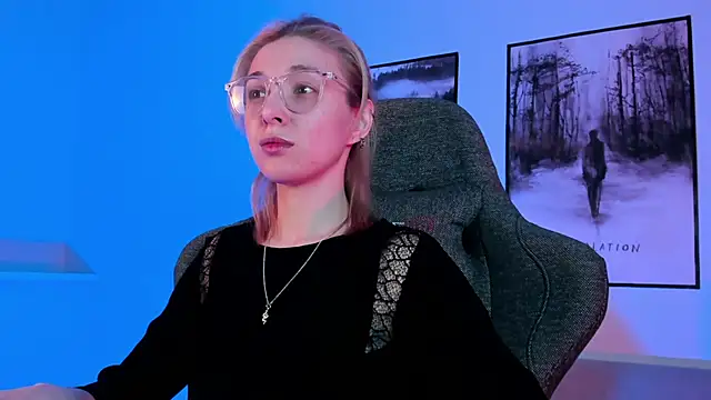 Snapshot of PhilippaAdamas chatting on March 2025 02:41:02 AM PhilippaAdamas online show from March 2025 02:41:02 AM