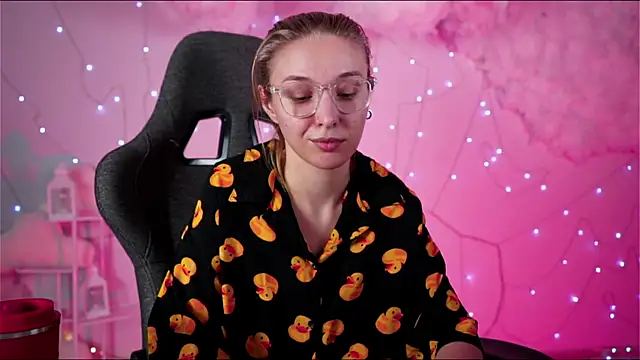 Snapshot of PhilippaAdamas chatting on March 2025 08:55:01 AM PhilippaAdamas online show from March 2025 08:55:01 AM