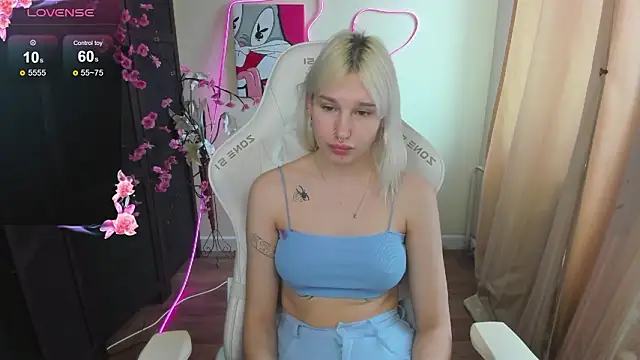 Snapshot of EvelinaLuu chatting on March 2026 03:06:02 AM EvelinaLuu online show from March 2026 03:06:02 AM