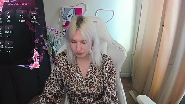 Snapshot of EvelinaLuu chatting on April 2026 04:54:02 AM EvelinaLuu online show from April 2026 04:54:02 AM