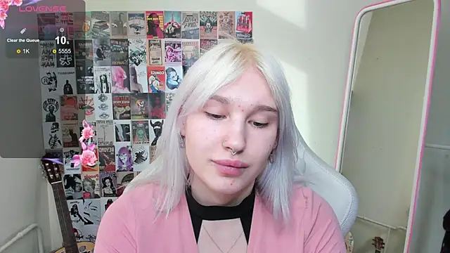 Snapshot of EvelinaLuu chatting on April 2026 02:39:01 AM EvelinaLuu online show from April 2026 02:39:01 AM