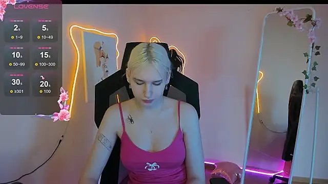 Snapshot of EvelinaLuu chatting on April 2026 01:52:02 AM EvelinaLuu online show from April 2026 01:52:02 AM