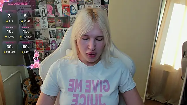 Snapshot of EvelinaLuu chatting on June 2026 01:14:01 AM EvelinaLuu online show from June 2026 01:14:01 AM