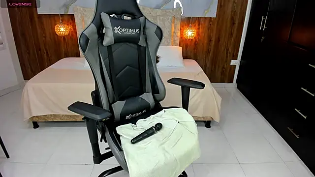 Snapshot of Holly_22 chatting on February 2025 06:19:01 PM Holly 22 online show from February 2025 06:19:01 PM