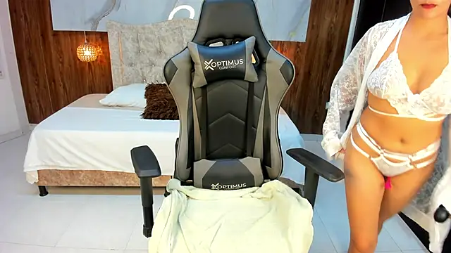 Snapshot of Holly_22 chatting on February 2025 12:02:02 PM Holly 22 online show from February 2025 12:02:02 PM