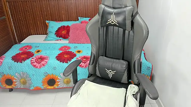 Snapshot of Holly_22 chatting on March 2025 12:04:01 PM Holly 22 online show from March 2025 12:04:01 PM