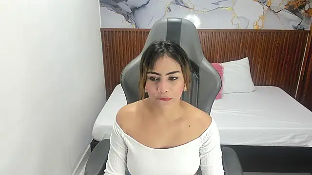 Snapshot of Holly_22 chatting on November 2025 02:43:02 PM Holly 22 online show from November 2025 02:43:02 PM