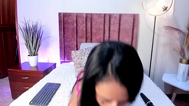 MiaHertz online show from December 2025 12:11:02 PM