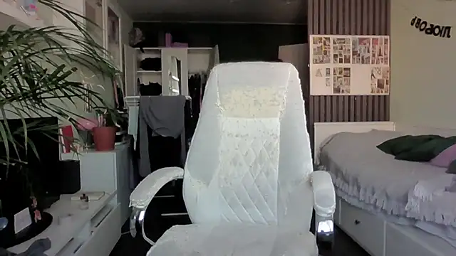 MollyBer online show from February 2026 12:01:02 PM