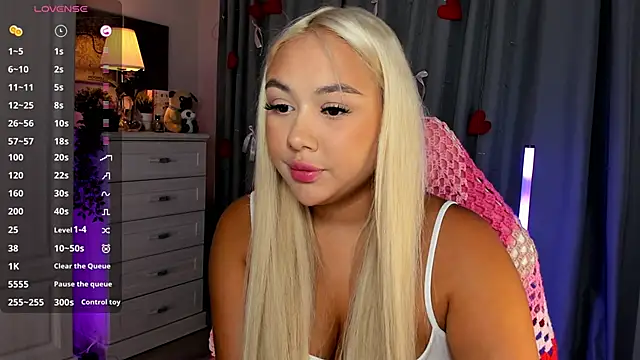 Snapshot of _Loneve__ chatting on April 2026 03:45:01 PM Loneve online show from April 2026 03:45:01 PM