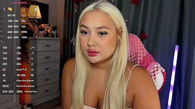 Snapshot of _Loneve__ chatting on April 2026 03:13:01 PM Loneve online show from April 2026 03:13:01 PM