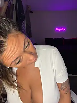 Snapshot of bossyroxy84 chatting on November 2025 05:06:01 AM bossyroxy84 online show from November 2025 05:06:01 AM