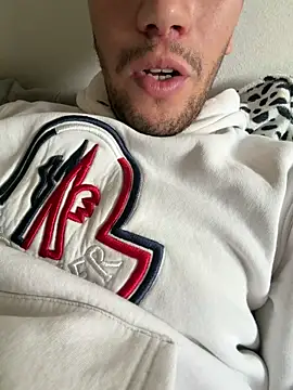 Snapshot of yaxxx03 chatting on October 2025 12:44:02 PM yaxxx03 online show from October 2025 12:44:02 PM