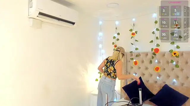 Snapshot of CandieGilson__ chatting on October 2025 12:46:01 PM CandieGilson   online show from October 2025 12:46:01 PM