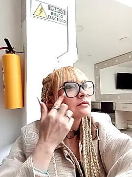 CandieGilson   online show from December 2025 12:43:02 PM