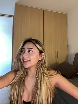 Snapshot of Hornyholly__ chatting on April 2026 07:00:02 PM Hornyholly online show from April 2026 07:00:02 PM