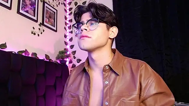 isaac-saenz online show from February 2025 09:36:02 PM