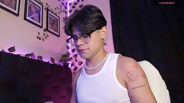 isaac-saenz online show from February 2025 08:09:02 PM