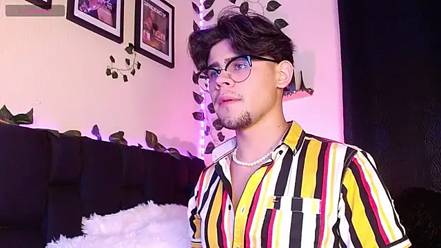 isaac-saenz online show from March 2025 10:15:02 PM