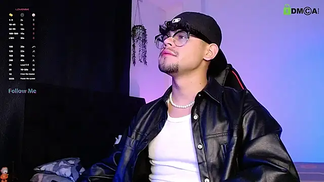 isaac-saenz online show from November 2025 10:01:01 PM