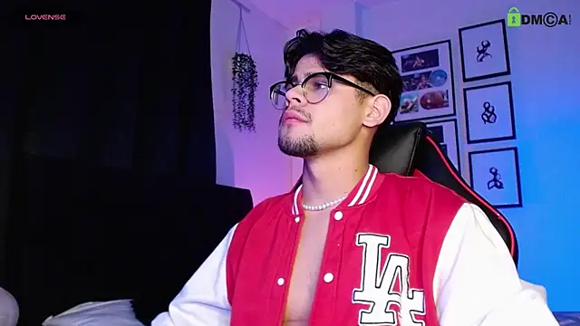 isaac-saenz online show from December 2025 10:48:02 PM