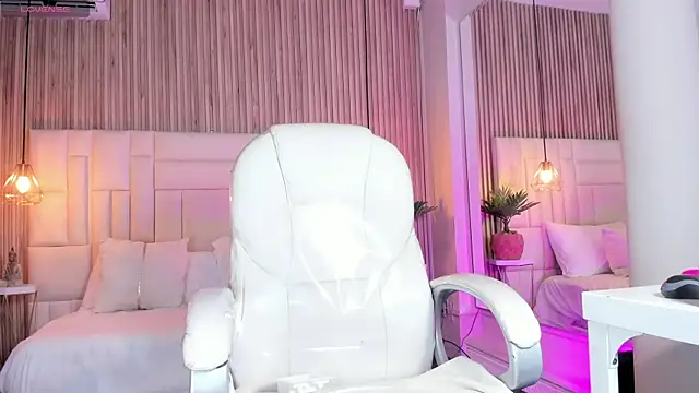 MelanieHillss online show from October 2025 05:10:01 AM