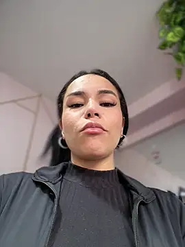 Naatalia online show from November 2025 05:48:01 PM