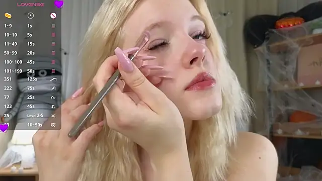 EdlaHewell online show from November 2025 11:22:01 AM