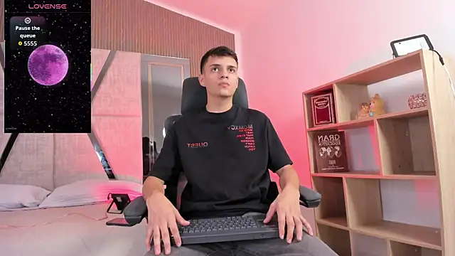 JacobRoberts1 online show from December 2025 08:17:01 PM