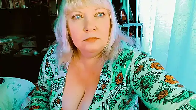 Snapshot of FlowerButterf chatting on October 2025 04:10:01 AM FlowerButterf online show from October 2025 04:10:01 AM