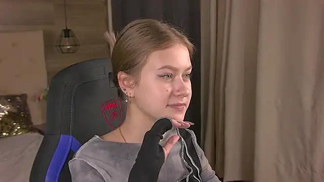 EveMundie online show from February 2025 10:44:02 AM