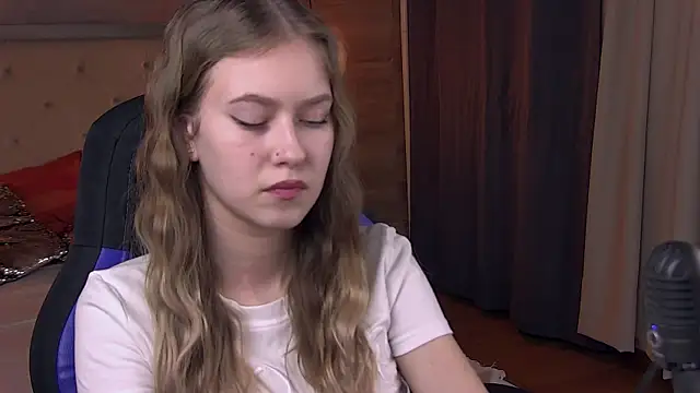 EveMundie online show from February 2025 03:32:02 PM