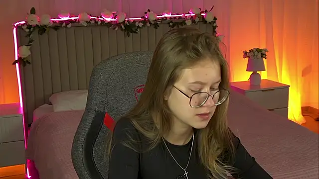 EveMundie online show from October 2025 12:28:01 PM