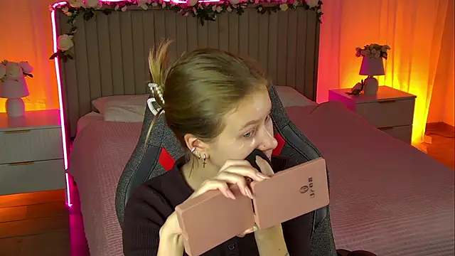 EveMundie online show from October 2025 12:18:02 PM