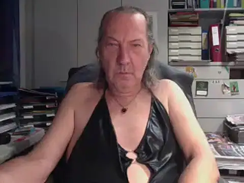 Snapshot of HMStraps01 chatting on November 2025 06:08:02 PM HMStraps01 online show from November 2025 06:08:02 PM