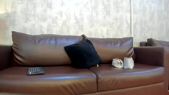 NahomyCarther online show from November 2025 03:50:01 AM