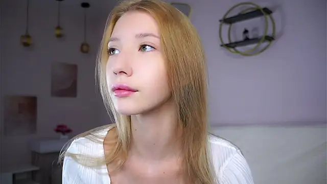 Snapshot of SunnivaCovil chatting on November 2025 01:34:02 PM SunnivaCovil online show from November 2025 01:34:02 PM