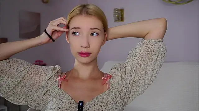 Snapshot of SunnivaCovil chatting on November 2025 02:39:01 PM SunnivaCovil online show from November 2025 02:39:01 PM